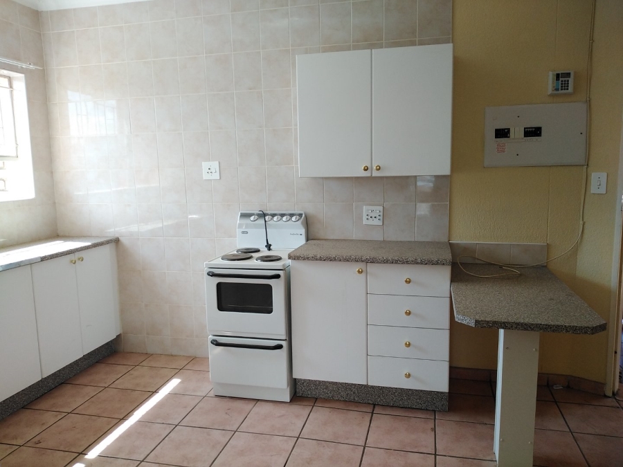 To Let 1 Bedroom Property for Rent in Kannoniers Park North West